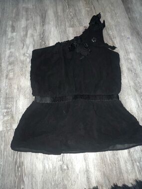 bebe Black One-Shoulder Floral Applique Peplum Top